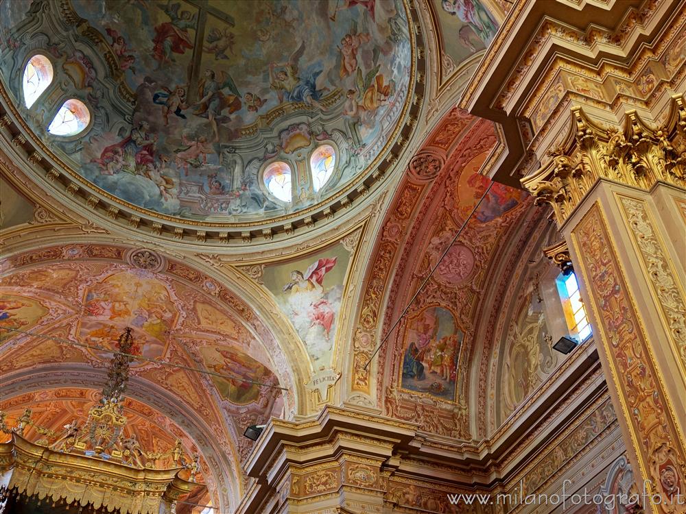 Carpignano Sesia (Novara) - Dettaglio degli interni variopinti della Chiesa di Santa Maria Assunta